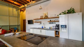 Een koelkast, een microgolfoven, een oven, een kookplaat