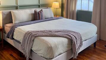 1 Schlafzimmer, Schreibtisch, Bügeleisen/Bügelbrett, Reisekinderbett