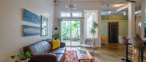 Tv, bøger, stereoanlæg