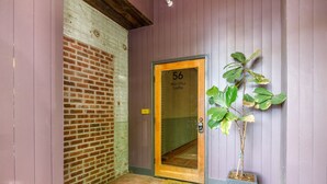 Une porte en bois portant le numéro 56 et l’inscription « Bureaux principaux ».
