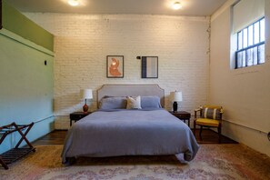 2 bedrooms, desk, iron/ironing board, WiFi