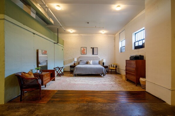2 habitaciones, escritorio, tabla de planchar con plancha y wifi 