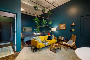 1 habitación, tabla de planchar con plancha y cuna de viaje