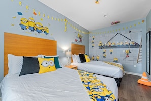 2 chambres, fer et planche à repasser, lit de bébé portatif