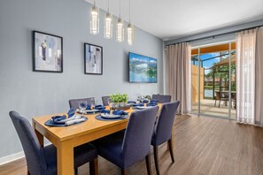 Dining - Lake view Townhome*3 miles to Disney*Family resort (Kissimmee)