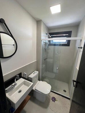 Regadera, toallas, jabón, papel de baño