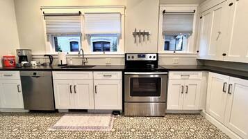 Fridge, oven, stovetop, dishwasher