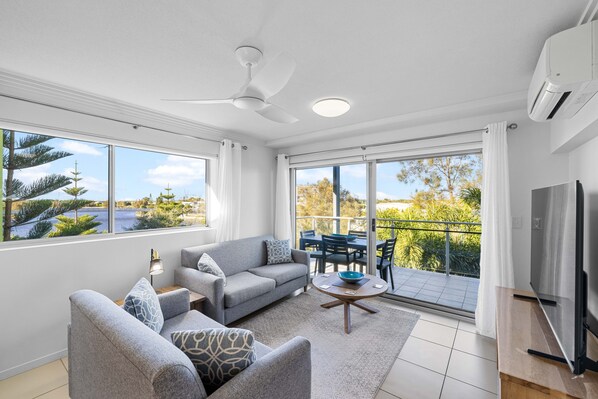 41-inch Smart TV with digital channels - Saltwater on the Peninsula (Birtinya)