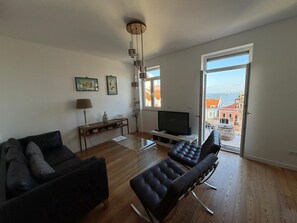 Dúplex familiar, 3 habitaciones, balcón, vista al río | Área de sala de estar | Televisión LCD de 20 pulgadas con canales por cable 