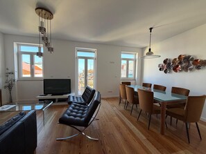 Dúplex familiar, 3 habitaciones, balcón, vista al río | Área de sala de estar | Televisión LCD de 20 pulgadas con canales por cable 