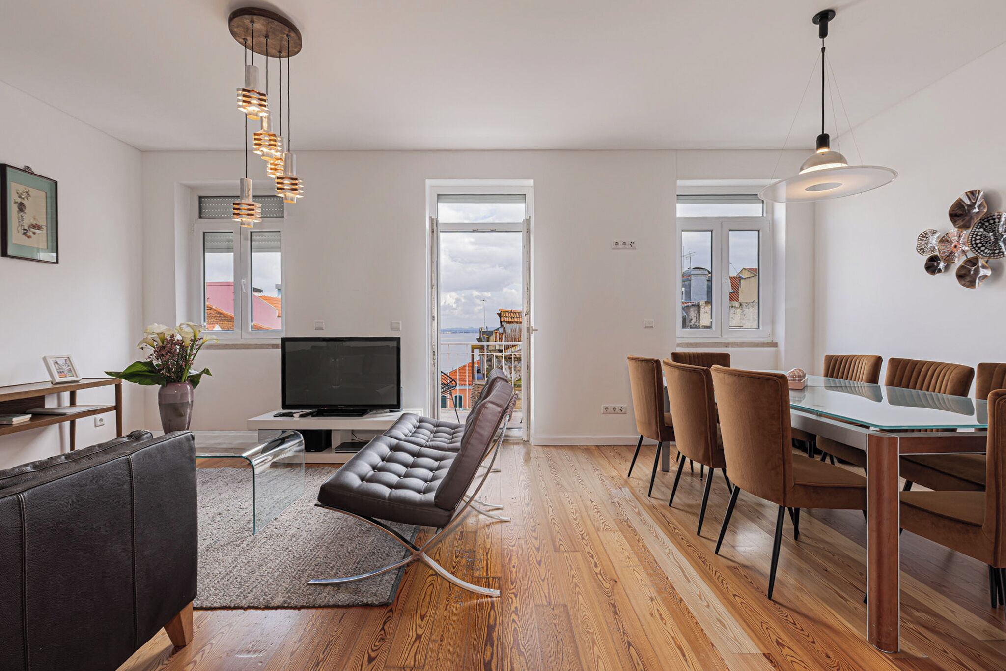 Duplex familial, 3 chambres, balcon, vue sur le fleuve | Aire de séjour | Téléviseur ACL de 20 po avec télévision par câble