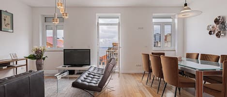 Family Duplex, 3 Bedrooms, Balcony, River View | Living area