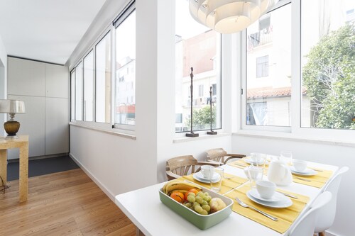 Cortes Apartment in Lisbon Historic Neighborhood