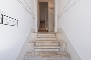 Staircase - Cortes Apartment in Lisbon Historic (Lisbon)