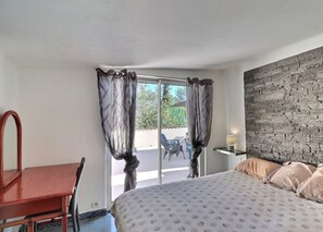 6 Schlafzimmer, Bügeleisen/Bügelbrett, WLAN