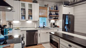 Een koelkast, een microgolfoven, een oven, een kookplaat