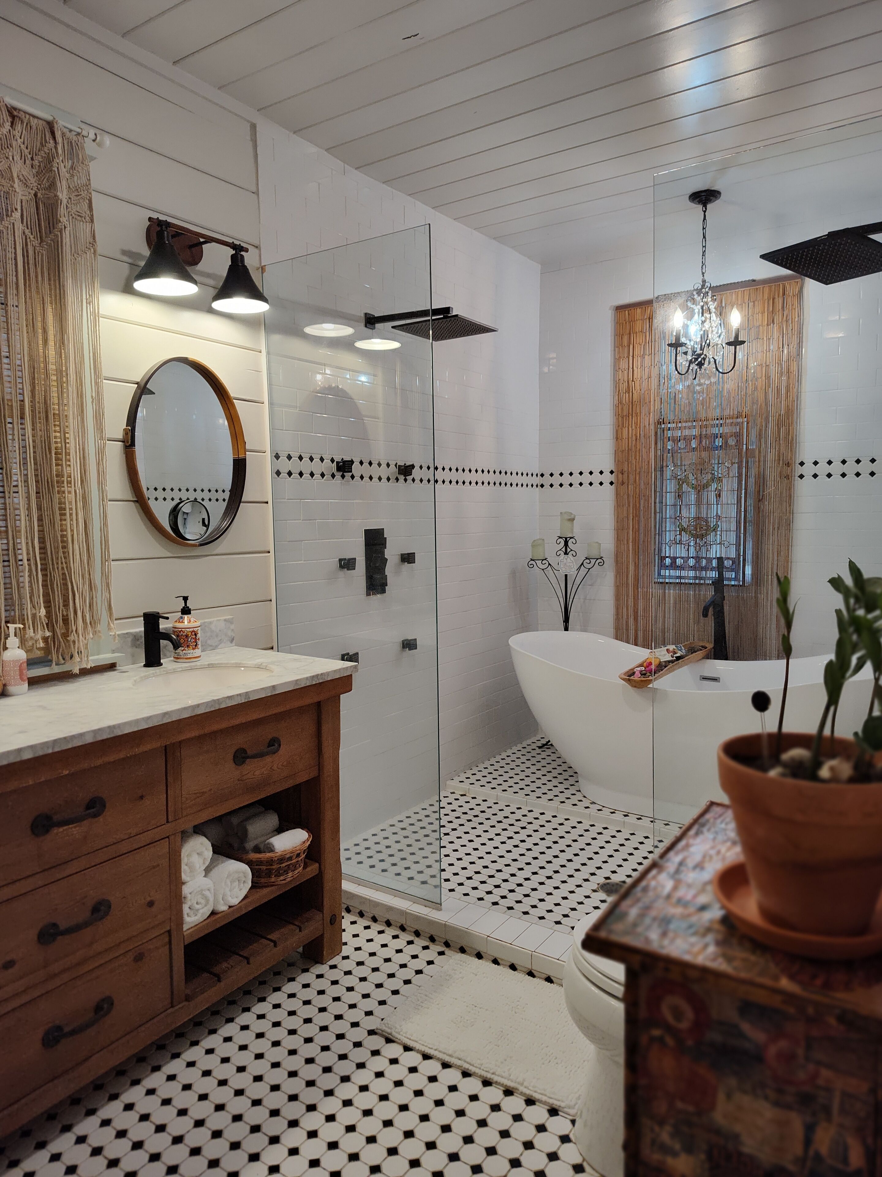 Douche, sèche-cheveux, bidet, serviettes fournies