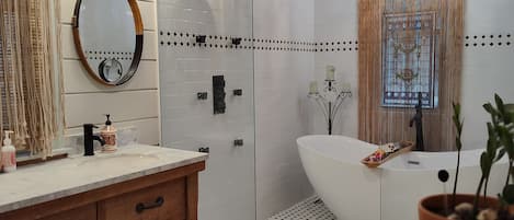 Douche, sĂšche-cheveux, bidet, serviettes fournies