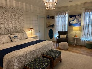 2 makuuhuonetta, työpöytä, silitysrauta/-lauta, vauvan matkasänky