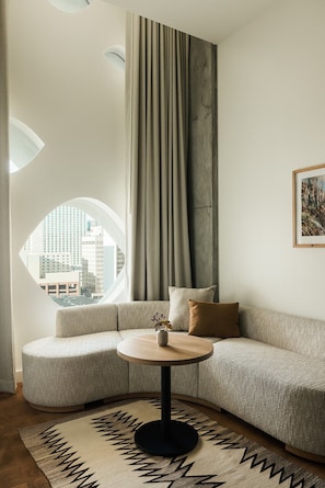 Summit Jr Suite | Allergitestade sängkläder, minibar och värdeförvaringsskåp på rummet