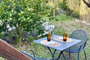 Outdoor dining - N275 - Numana, three-room apartment in the center with a delightful garden (Numana)