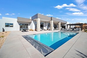 Hus, flere senger (Living On The Ledge) | Basseng | Et oppvarmet basseng