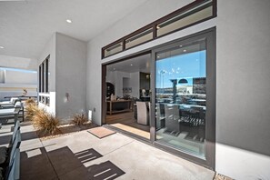 Hus, flere senger (Living On The Ledge) | Balkong