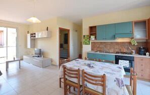 Fridge, stovetop, coffee/tea maker