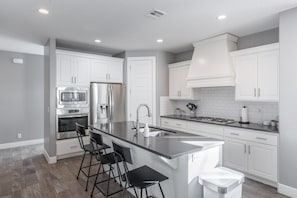 Maison mitoyenne, plusieurs lits (Poolside Playground) | Cuisine privée