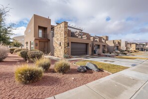 Nhà liên kế, nhiều giường (Poolside Playground) | Ngoại thất