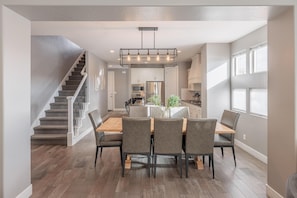 Maison mitoyenne, plusieurs lits (Poolside Playground) | Restauration