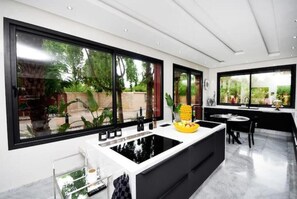 Private kitchen - The Majestic Villa: Secluded, Heated Pool, Central (Marrakech)