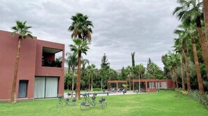 Property grounds - The Majestic Villa: Secluded, Heated Pool, Central (Marrakech)