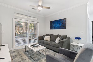 Smart TV, fireplace - Entire condo in Davenport, resort pool/hot tub, close to amenities and Disney! (Davenport)