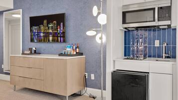 Refrigerador, microondas, parrilla de estufa y cafetera y tetera