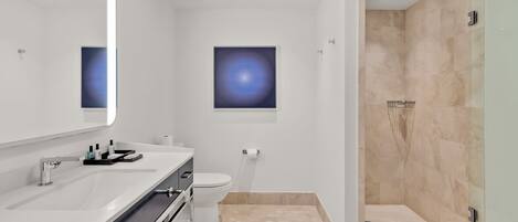 Haartrockner, Handtücher, Seife, Shampoo