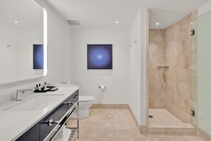 Hair dryer, towels, soap, shampoo - Junior Suite Direct Ocean View Fontainebleau (Miami Beach)