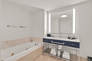 Hair dryer, towels, soap, shampoo - Junior Suite Direct Ocean View Fontainebleau (Miami Beach)