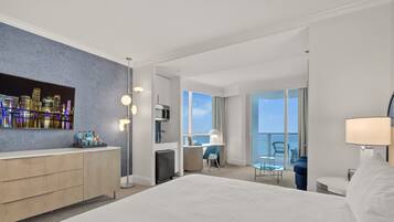 Escritorio, tabla de planchar con plancha, wifi gratis y ropa de cama