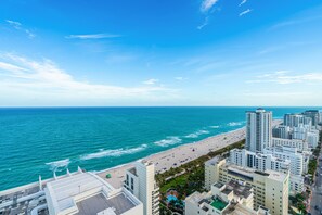 Sun-loungers, beach towels - Junior Suite Direct Ocean View Fontainebleau (Miami Beach)
