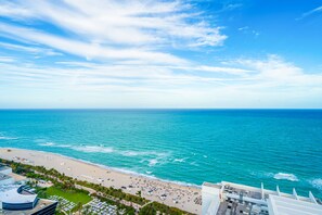 Sun-loungers, beach towels - Junior Suite Direct Ocean View Fontainebleau (Miami Beach)