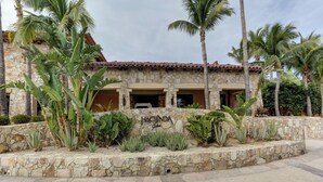 Un bâtiment en pierre sur lequel on peut lire l’inscription « HACIENDA ».