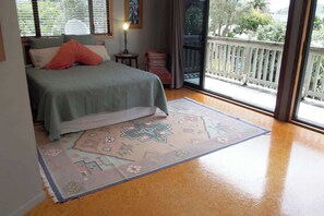 5 bedrooms, free WiFi, bed sheets