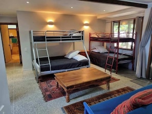 5 bedrooms, free WiFi, bed sheets