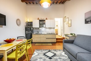 A compact living space with a kitchen, dining area, and seating area. - Flat The Moon Over Florence (Firenze)
