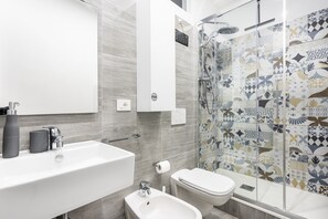 Dusche, umweltfreundliche Kosmetikartikel, Haartrockner, Bidet