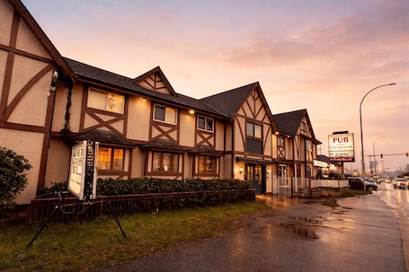 Exterior. Clydesdale Inn