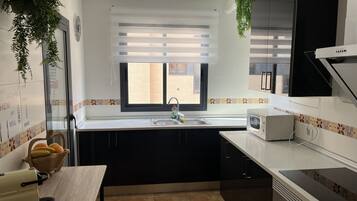 Een koelkast, een magnetron, een oven, een kookplaat