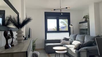 Een smart-tv en boeken