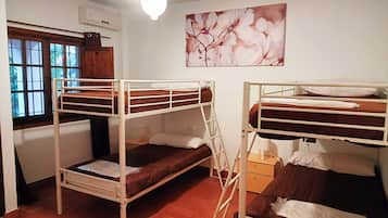 9 makuuhuonetta, silitysrauta/-lauta, ilmainen Wi-Fi, vuodevaatteet